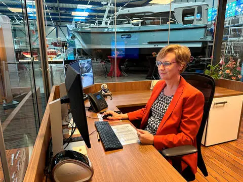 Madelon Lamers an der Rezeption bei Linssen Yachts